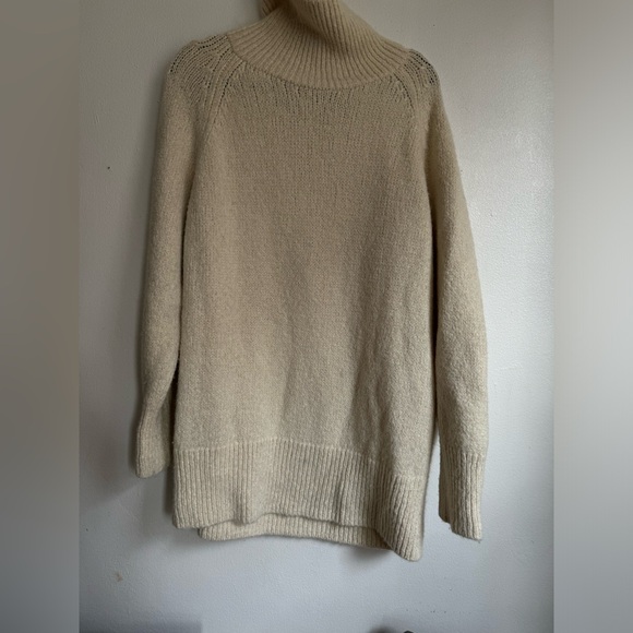 Aritzia. Cream turtle-neck sweater. 100% Alpaca. Comfortable fit. - Picture 4 of 8